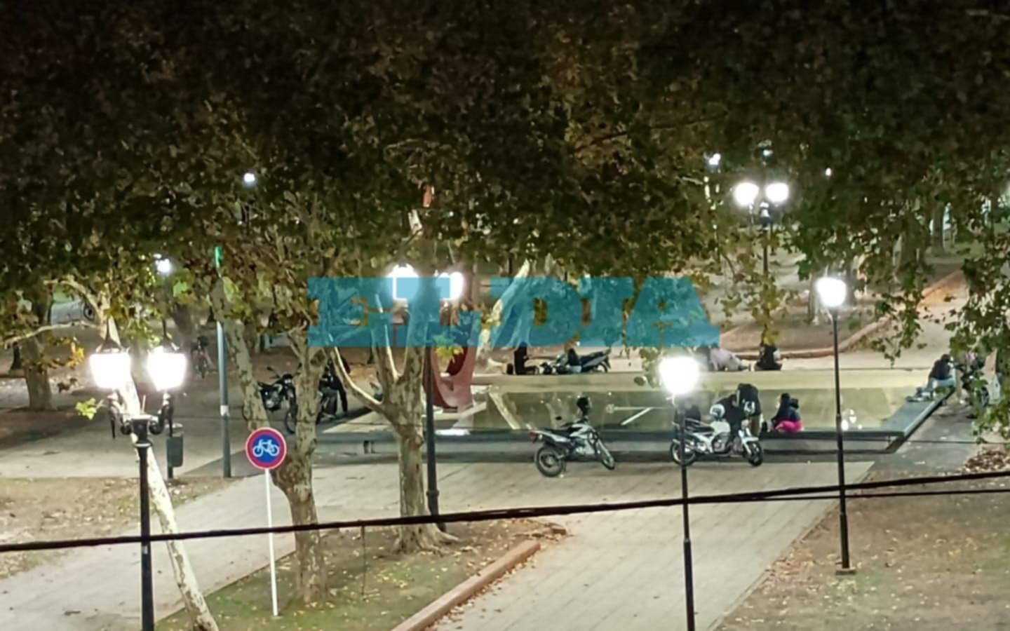 Vecinos volvieron a quejarse por el descontrol en Plaza Malvinas: "A las doce comienza el infierno"